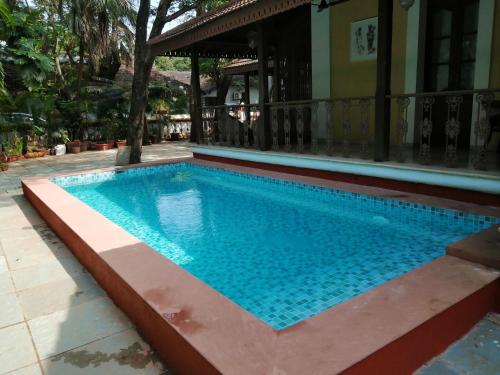 帕纳吉Surya Kiran Heritage Hotel的房屋中间的游泳池