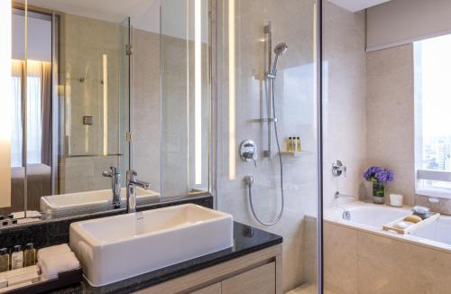 广州广州辉盛阁国际公寓(城央户外度假泳池)的一间带水槽和淋浴的浴室