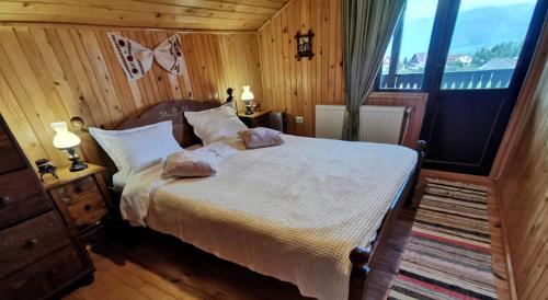 佩什泰拉CABANA CU MESTECENI的一间卧室配有一张带两个枕头的床