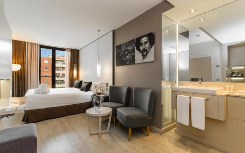 巴塞罗那Grums Hotel & Spa的一间酒店客房 - 带一张床和一间浴室