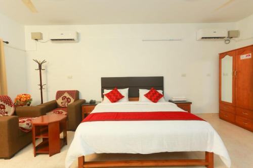 KondottiKTDC Tamarind的一间卧室配有一张床和一张沙发