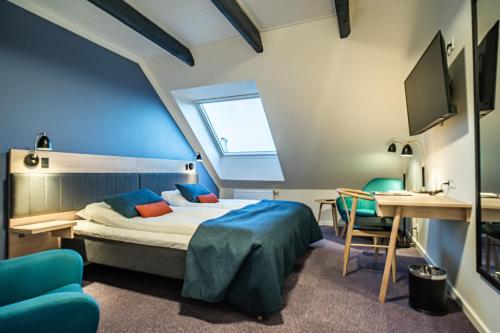 阿灵厄阿林格酒店的卧室配有一张床和一张桌子及椅子