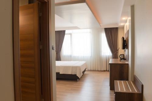 乌尔拉My Rooms Urla的酒店客房设有床和窗户。