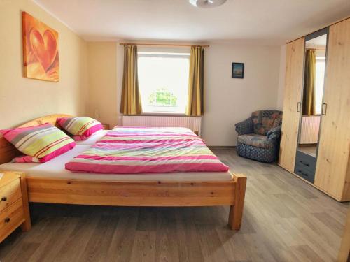 梅德巴赫Ferienwohnung Zum Tannenwirt的一间卧室设有一张大床和一个窗户。