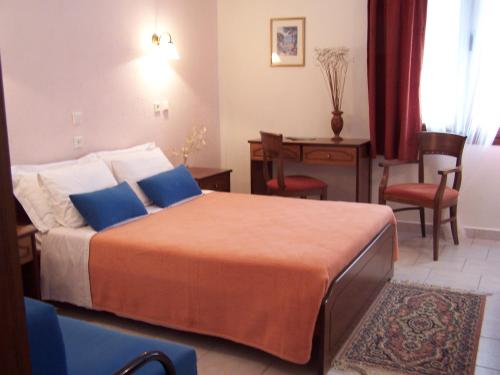 PerivoliValia Calda Hotel的酒店客房带一张床、一张桌子和椅子