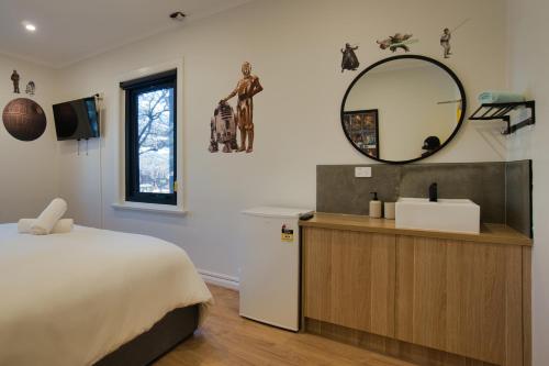 阿德莱德Dreamy Stays Accommodation - Private Rooms with Shared Bathrooms的一间卧室配有床、镜子和水槽