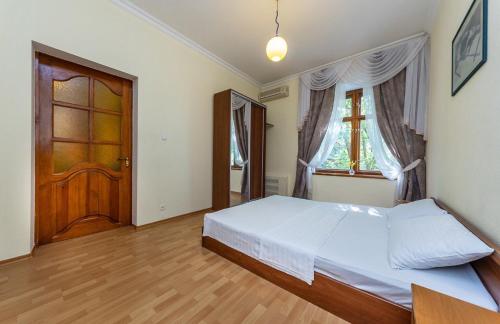 基辅亚历克斯公寓酒店 - 靠近独立广场 - 基辅的一间卧室配有一张床和一扇木门
