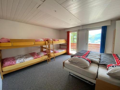 施瓦尔茨湖Ferienhaus Relax的客房设有两张双层床和一扇窗户。