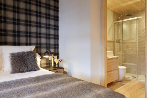 巴奎伊拉-贝莱特Val de Ruda Luxe 43 by FeelFree Rentals的一间卧室设有一张床和一个玻璃淋浴间
