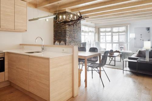 巴奎伊拉-贝莱特Val de Ruda Luxe 43 by FeelFree Rentals的厨房配有水槽和桌椅