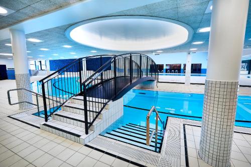 哥本哈根CPH Hotel的大楼内带楼梯的游泳池