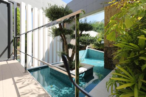 New Modern 3 Bed Apartment Puerto Banus内部或周边的泳池