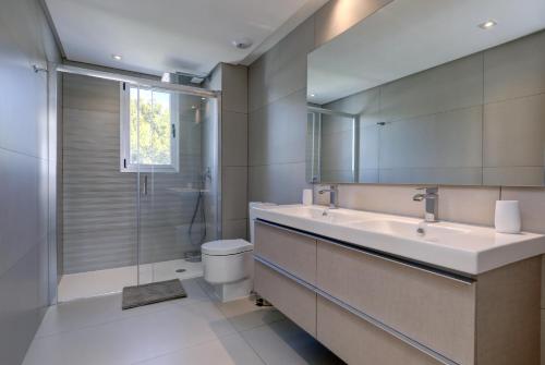 New Modern 3 Bed Apartment Puerto Banus的一间浴室
