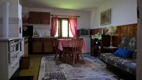 莫克拉戈拉Kuća za odmor Kalina的厨房配有桌椅和沙发。