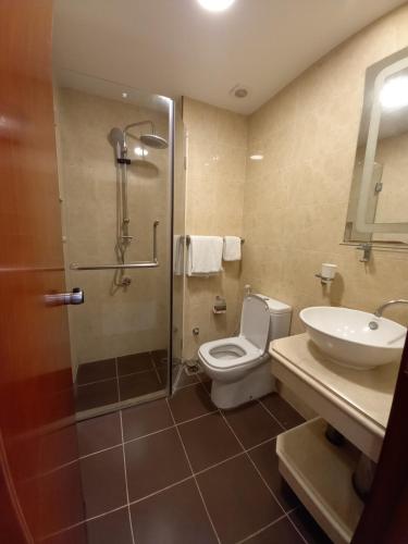 吉布提RED SEA HOTEL APARTMENT的带淋浴、卫生间和盥洗盆的浴室