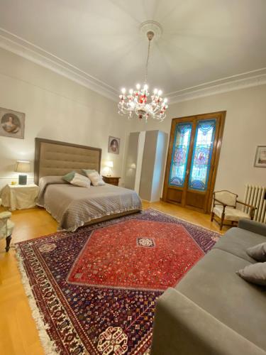 基耶蒂Dimora Castelli的一间卧室配有一张床和一张大红色地毯