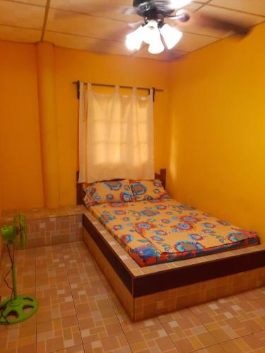圣卡塔利娜岛Hotel Brisa Mar的黄色墙壁和天花板的客房内的一张床位