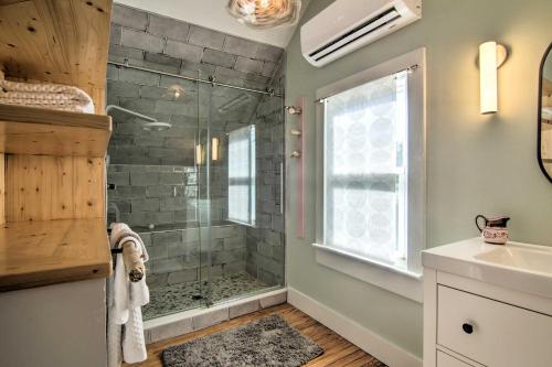 OnancockCoras Cottage Near Chesapeake Bay Access!的带淋浴的浴室和玻璃淋浴间