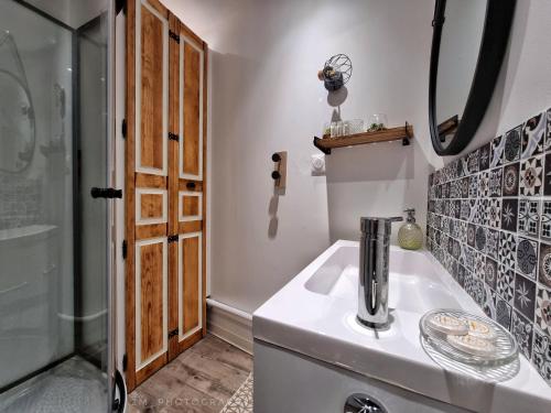 蒙托邦Logis Sainte Claire的一间带水槽和淋浴的浴室