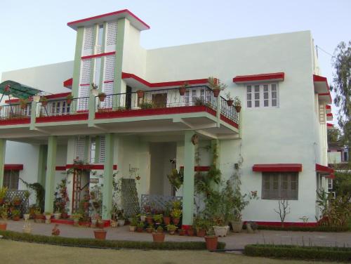 博帕尔Jheelam Homestay的一座白色的建筑,上面设有一个阳台