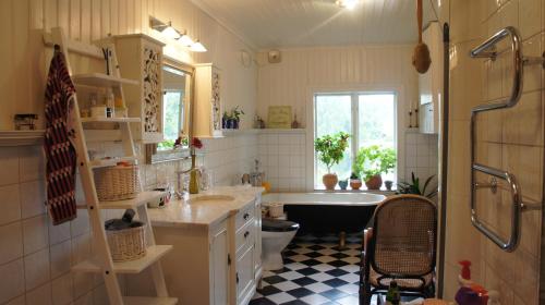 GösundaSweden Slow Living的浴室配有盥洗盆、卫生间和浴缸。