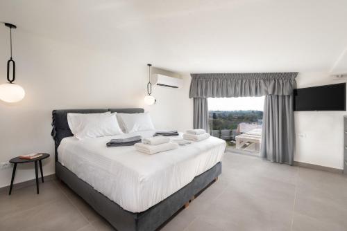 Pantheon Luxury Villas Rhodes Island客房内的一张或多张床位