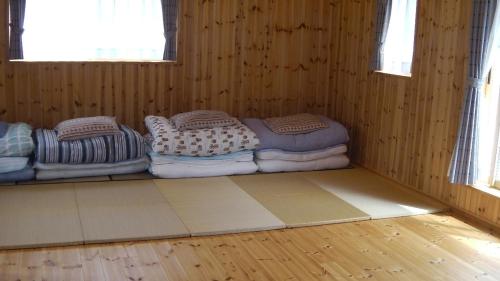 郡上市Gujo Cottage Ryukobashi no Hotori - Vacation STAY 88697v的一间房间,设有四个枕头,位于地板上