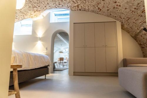 乌得勒支Vlinder's的一间卧室设有一张床,天花板设有拱门