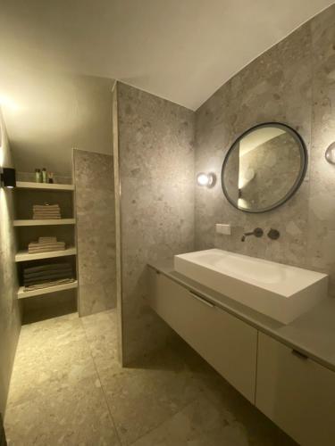 乌得勒支Vlinder's的一间带水槽和镜子的浴室