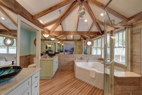圣西蒙斯岛The Grey Owl Inn的大型浴室设有两个盥洗盆和浴缸。