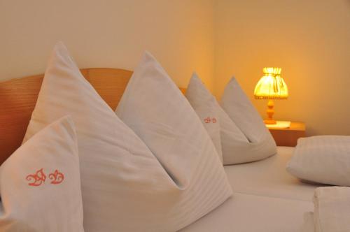 洛豪伽斯特豪斯伯恩哈德酒店的床上的一组白色枕头