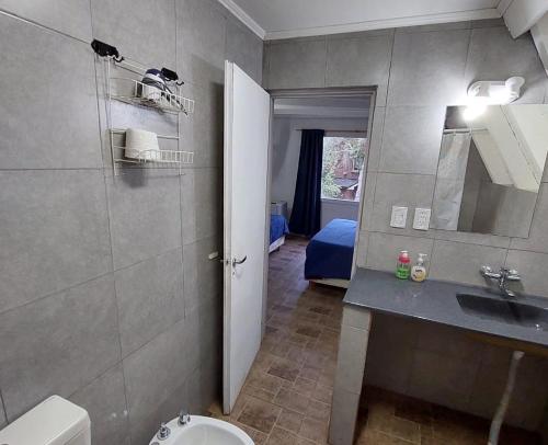 圣卡洛斯-德巴里洛切Ciao Bariloche - habitaciones privadas en hostel的一间带水槽、卫生间和镜子的浴室