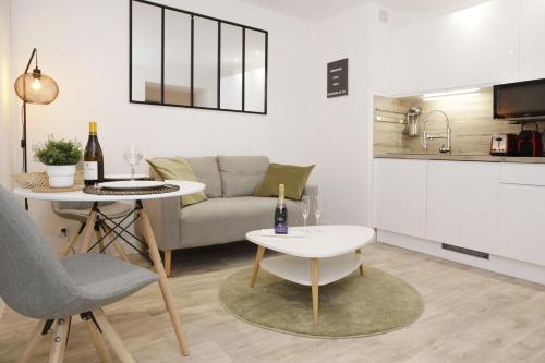 桑利斯Cocon Cosy Flat - Hyper-Centre Senlis的客厅配有沙发和桌子