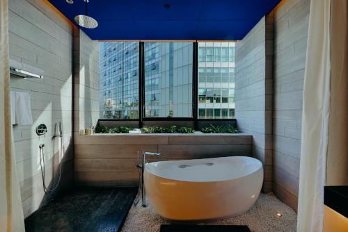 7Shang酒店的一间浴室