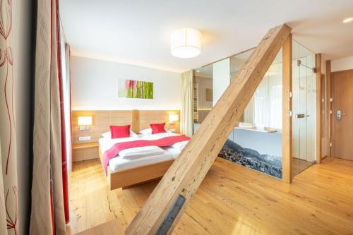 格洛博明洛伊酒店的一间卧室配有红色枕头的床