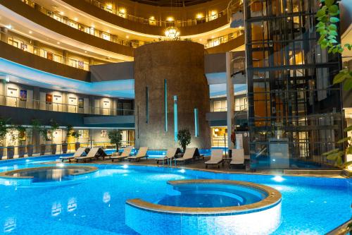 帕莫卡莱多加保健Spa酒店的酒店大堂的大型游泳池
