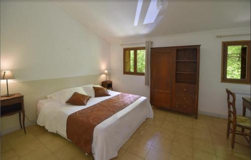 维扎沃纳蒙蒂欧罗酒店的卧室配有一张床和一张桌子及椅子