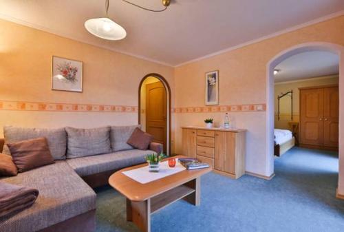 拉姆绍阿姆弗莱登旅馆的客厅配有沙发和桌子