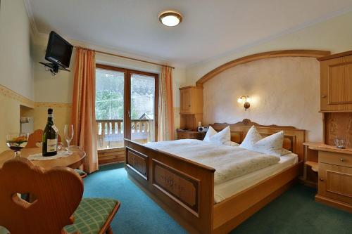 拉姆绍阿姆弗莱登旅馆的一间卧室设有一张大床和一个窗户。