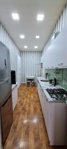 Suliko - Your Cosy Apartment in the Center的厨房或小厨房