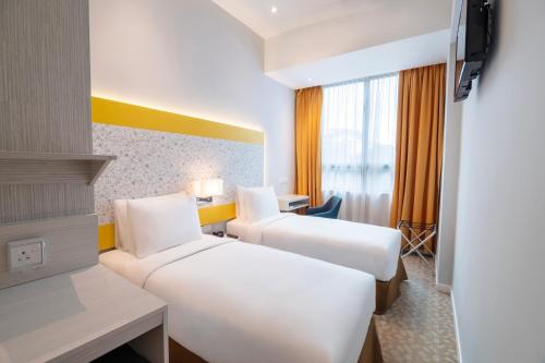 Holiday Inn Express & Suites Johor Bahru, an IHG Hotel客房内的一张或多张床位