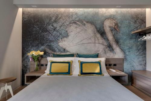 圣吉米纳诺Hotel & Restaurant Casolare Le Terre Rosse的一间卧室配有一张带天鹅壁画的床