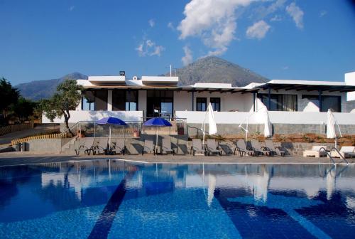 MakriliesSamothraki Beach Boutique Hotel的房屋前有游泳池的建筑