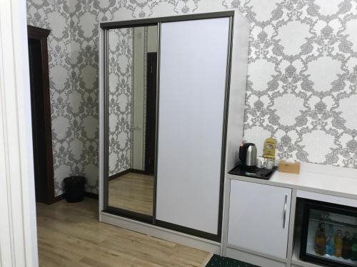 TürkistanEMIR PLAZA HOTEL的镜子在房间的角落里