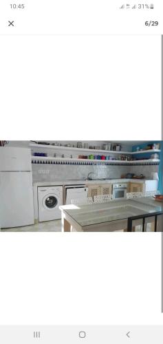 丹吉尔Dar 21的一间带炉灶和洗碗机的厨房