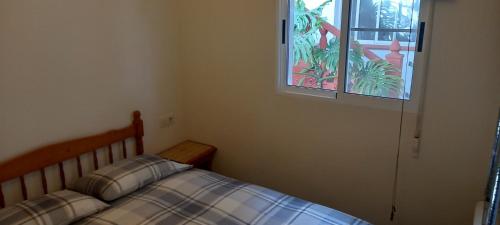 厄尔·波普瑙·德尔·戴尔Can Juvimar的一间卧室设有一张床和一个窗口