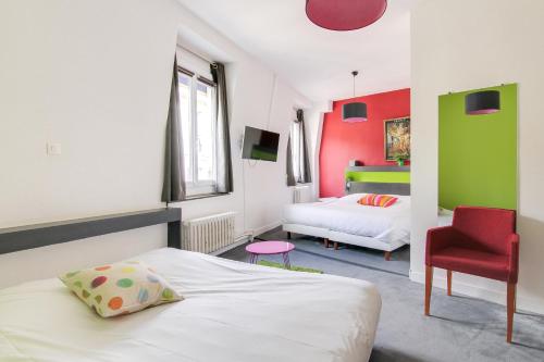 凡尔赛安格特瑞酒店的一间卧室配有一张床和一张红色椅子