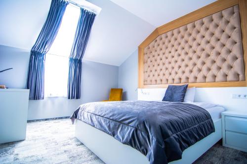 新苏尔Hotel Sjesta的一间卧室设有一张大床和一个大窗户