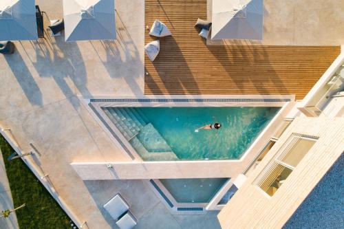 PetresAn intimate Villa Resort- Right on the beach, by ThinkVilla的游泳池游泳者的头顶景色