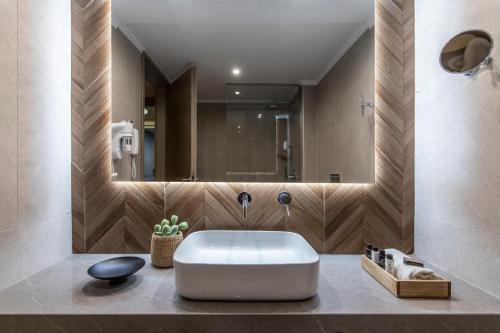罗德岛卡利地亚Eden Roc Resort - All Inclusive的一间带大白色浴缸的柜台浴室